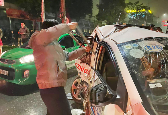 Vụ xe bán tải tông bẹp dúm taxi chờ đèn đỏ: Nữ hành khách tử vong sau 1 ngày cấp cứu - Ảnh 2.