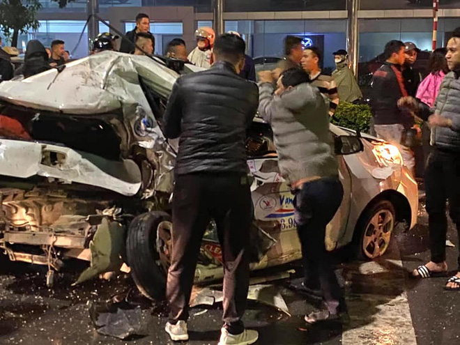 Vụ xe bán tải tông bẹp dúm taxi chờ đèn đỏ: Nữ hành khách tử vong sau 1 ngày cấp cứu - Ảnh 3.