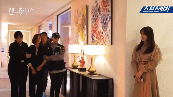 Bà cả Lee Ji Ah hiện hồn báo thù, hớn hở nhìn tiểu tam Eugene bị còng tay ở hậu trường Penthouse - Ảnh 9. Bà cả Lee Ji Ah hiện hồn báo thù, hớn hở nhìn tiểu tam Eugene bị còng tay ở hậu trường Penthouse - Ảnh 9.