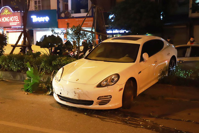 Thêm tình tiết mâu thuẫn vụ Porsche cày nát dải phân cách ở Hà Nội: BV Bạch Mai khẳng định không tiếp nhận tài xế đột quỵ nào như người nhà nói - Ảnh 1.