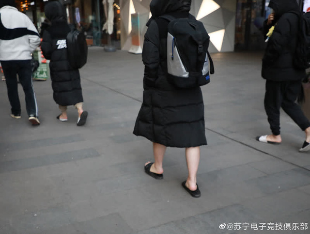 Diện style quần đùi dép lê giữa thời tiết âm 6 độ, SofM khiến fan Trung Quốc sợ tái mặt - Ảnh 3.