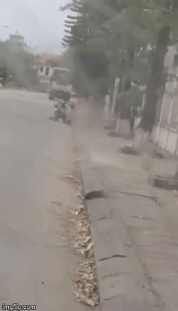 Kinh hoàng khoảnh khắc ghi lại cảnh người phụ nữ bị truy sát tử vong trên đường: Cha tức tốc chạy đến nhưng không kịp cứu con - Ảnh 2. Kinh hoàng khoảnh khắc ghi lại cảnh người phụ nữ bị truy sát tử vong trên đường: Cha tức tốc chạy đến nhưng không kịp cứu con - Ảnh 2.