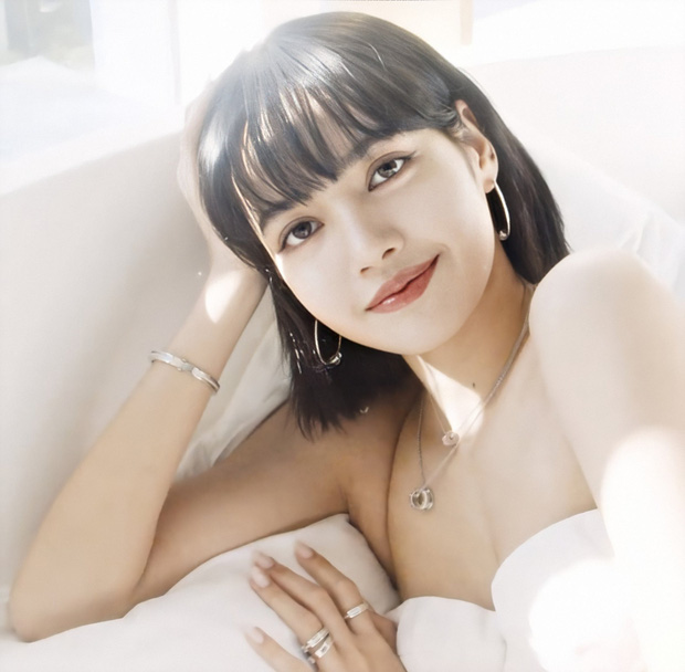 Xịt máu mũi vì loạt ảnh Lisa (BLACKPINK) trang điểm đậm, lại còn bức tử vòng 1 ngồn ngộn, nhưng sự thật ra sao? - Ảnh 5.