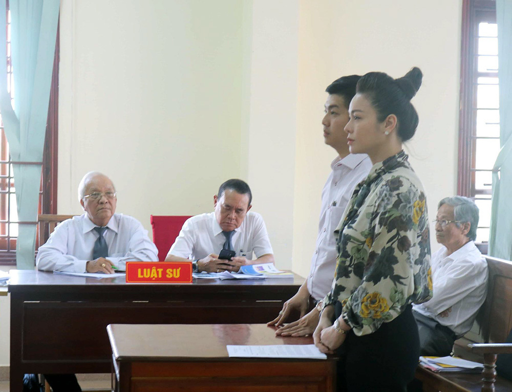 Sao Vbiz đấu tố cực căng hậu ly hôn: Từ đấu khẩu 1:1 đến “vạch mặt” ngoại tình, có cặp kéo dài vài năm chưa dứt - Ảnh 13. Sao Vbiz đấu tố cực căng hậu ly hôn: Từ đấu khẩu 1:1 đến “vạch mặt” ngoại tình, có cặp kéo dài vài năm chưa dứt - Ảnh 13.