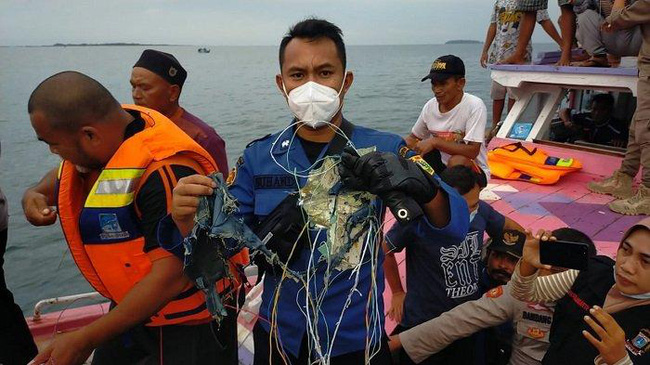 Lời kể của ngư dân trên biển khi máy bay Indonesia rơi: Tôi nghe thấy 2 tiếng nổ lớn - Ảnh 2.