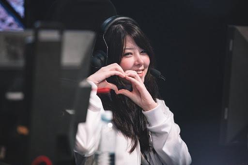 Chỉ v&igrave; c&ocirc;ng khai hẹn h&ograve;, sự nghiệp nữ game thủ hot nhất LMHT thế giới bị tuột dốc kh&ocirc;ng phanh - Ảnh 1.