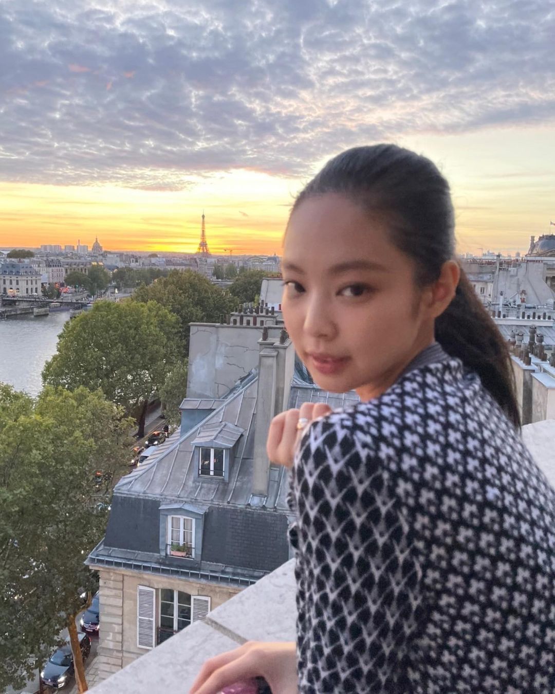 Jisoo - Jennie (BLACKPINK) hẹn hò giữa Paris Fashion Week, nhìn mặt mộc mà netizen phải thốt lên: Thể nào được tôn là biểu tượng nhan sắc! - Ảnh 9. Jisoo - Jennie (BLACKPINK) hẹn hò giữa Paris Fashion Week, nhìn mặt mộc mà netizen phải thốt lên: Thể nào được tôn là biểu tượng nhan sắc! - Ảnh 9.