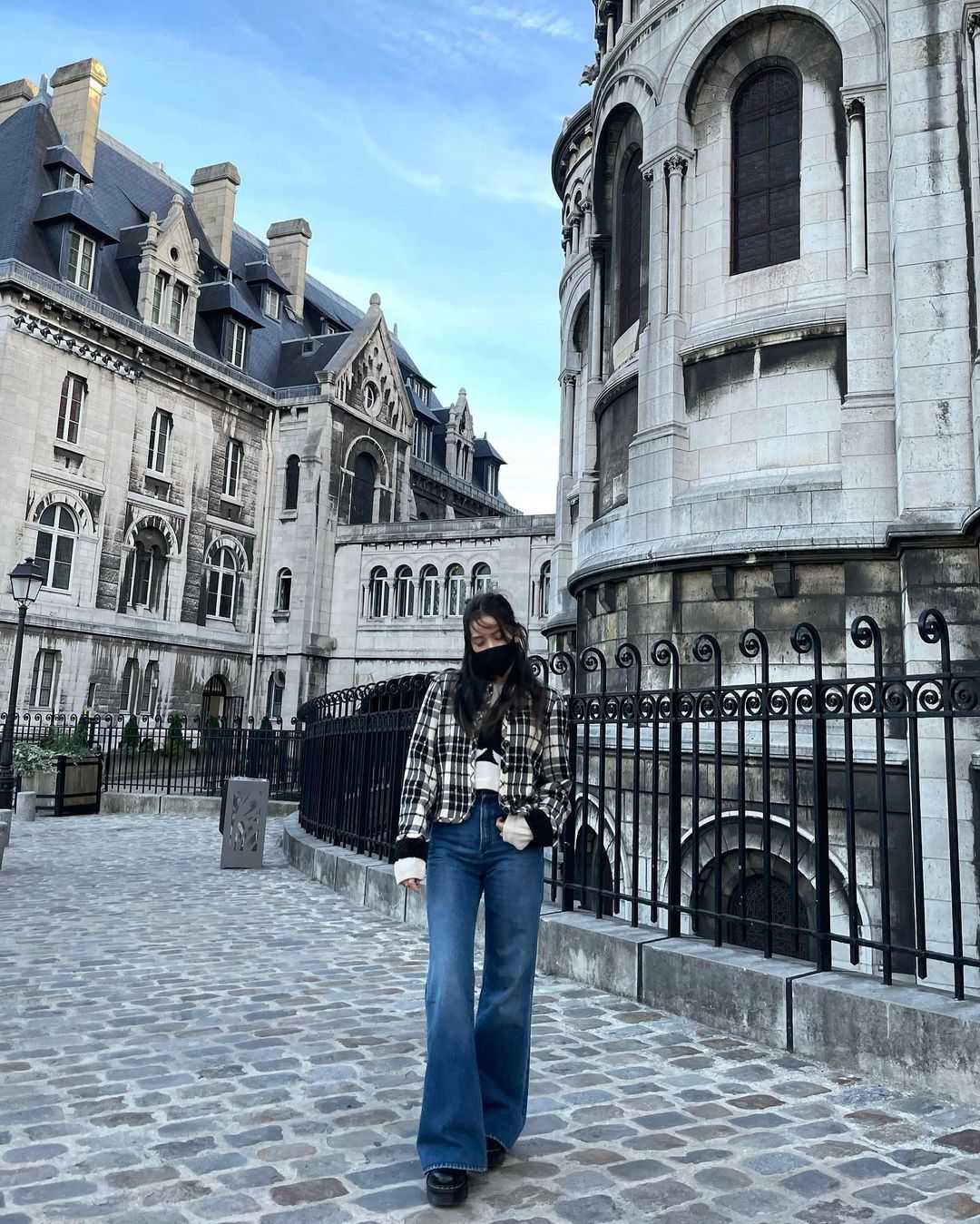 Jisoo - Jennie (BLACKPINK) hẹn hò giữa Paris Fashion Week, nhìn mặt mộc mà netizen phải thốt lên: Thể nào được tôn là biểu tượng nhan sắc! - Ảnh 11. Jisoo - Jennie (BLACKPINK) hẹn hò giữa Paris Fashion Week, nhìn mặt mộc mà netizen phải thốt lên: Thể nào được tôn là biểu tượng nhan sắc! - Ảnh 11.