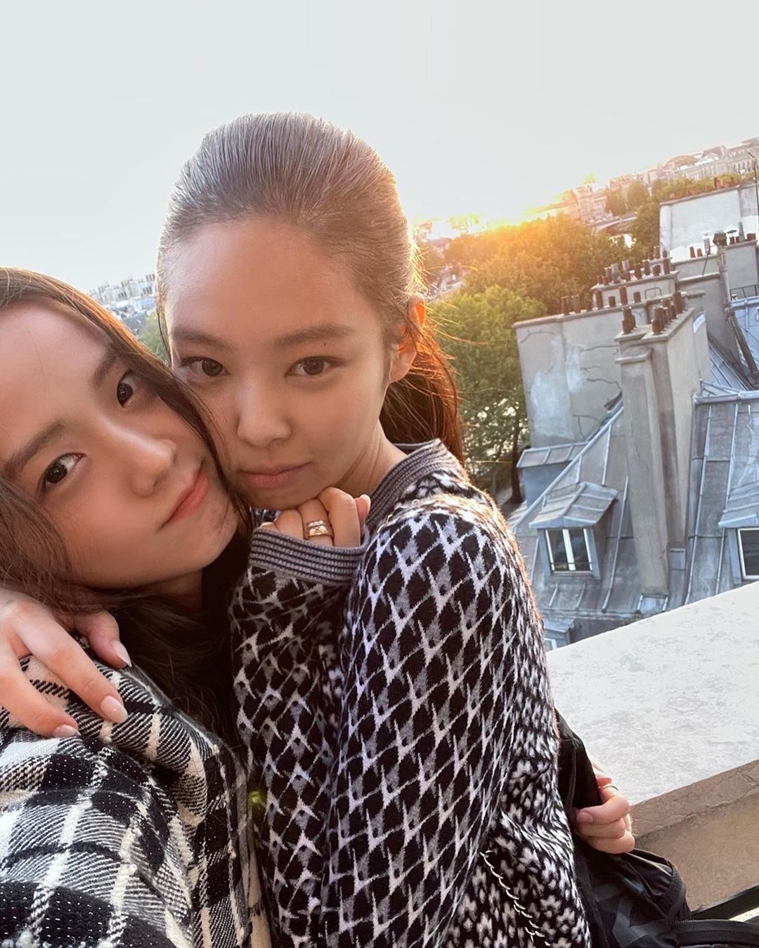 Jisoo - Jennie (BLACKPINK) hẹn hò giữa Paris Fashion Week, nhìn mặt mộc mà netizen phải thốt lên: Thể nào được tôn là biểu tượng nhan sắc! - Ảnh 3. Jisoo - Jennie (BLACKPINK) hẹn hò giữa Paris Fashion Week, nhìn mặt mộc mà netizen phải thốt lên: Thể nào được tôn là biểu tượng nhan sắc! - Ảnh 3.
