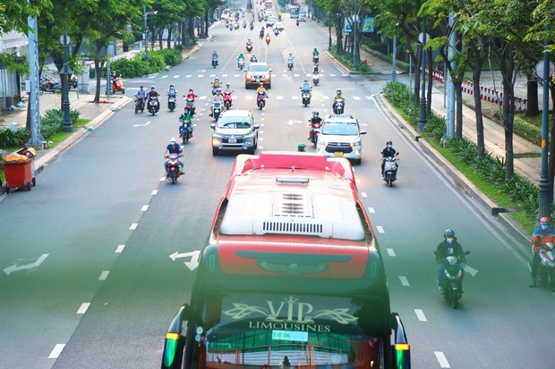 Diễn biến dịch ngày 1/10: Cửa ngõ TP.HCM ùn ứ giữa đêm vì người dân kéo về quê; Từ 1/10, người dân TP.HCM ra đường khi không cần thiết vẫn bị xử lý - Ảnh 1. Diễn biến dịch ngày 1/10: Cửa ngõ TP.HCM ùn ứ giữa đêm vì người dân kéo về quê; Từ 1/10, người dân TP.HCM ra đường khi không cần thiết vẫn bị xử lý - Ảnh 1.