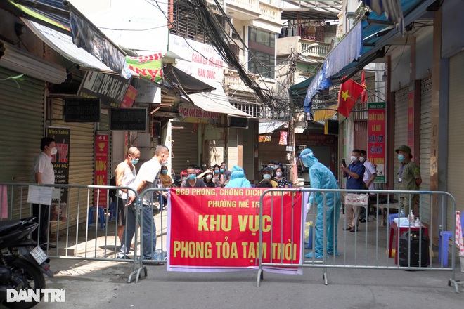 Hàng loạt khu vực nội thành Hà Nội phong tỏa liên quan đến 5 ca F0 mới; Hơn 1.400 mẫu âm tính, viện Việt Đức phân vùng xanh, vàng, đỏ - Ảnh 1.