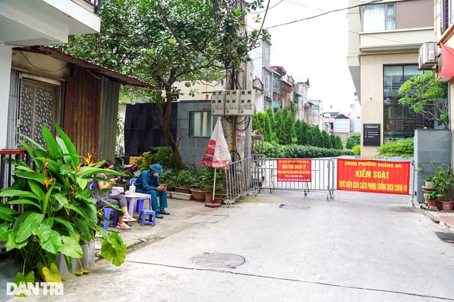 Hàng loạt khu vực nội thành Hà Nội phong tỏa liên quan đến 5 ca F0 mới; Hơn 1.400 mẫu âm tính, viện Việt Đức phân vùng xanh, vàng, đỏ - Ảnh 2. Hàng loạt khu vực nội thành Hà Nội phong tỏa liên quan đến 5 ca F0 mới; Hơn 1.400 mẫu âm tính, viện Việt Đức phân vùng xanh, vàng, đỏ - Ảnh 2.