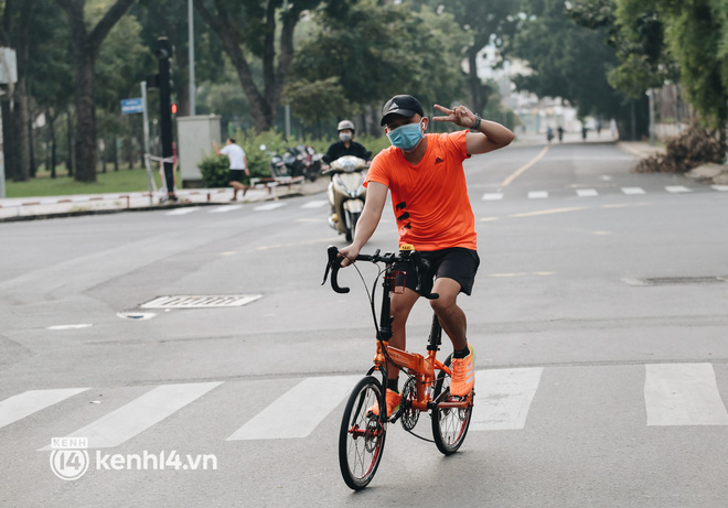 Người Sài Gòn hào hứng đổ ra công viên chạy bộ, đạp xe trong ngày đầu nới lỏng giãn cách - Ảnh 3.