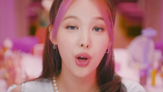TWICE bùng nổ visual nhưng hát tiếng Anh như tiếng Hàn trong MV mới, netizen ngán ngẩm vì động thái vắt kiệt sức gà nhà của JYP - Ảnh 12.
