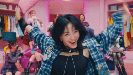 TWICE bùng nổ visual nhưng hát tiếng Anh như tiếng Hàn trong MV mới, netizen ngán ngẩm vì động thái vắt kiệt sức gà nhà của JYP - Ảnh 2.