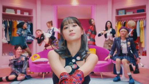 TWICE bùng nổ visual nhưng hát tiếng Anh như tiếng Hàn trong MV mới, netizen ngán ngẩm vì động thái vắt kiệt sức gà nhà của JYP - Ảnh 6.
