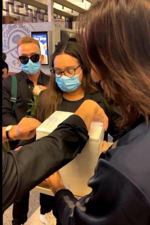 Con gái ruột cố ca sĩ Phi Nhung bật khóc nức nở bên Việt Hương khi nhận tro cốt của mẹ ở sân bay - Ảnh 6.