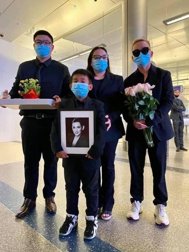 Con gái ruột cố ca sĩ Phi Nhung bật khóc nức nở bên Việt Hương khi nhận tro cốt của mẹ ở sân bay - Ảnh 2.