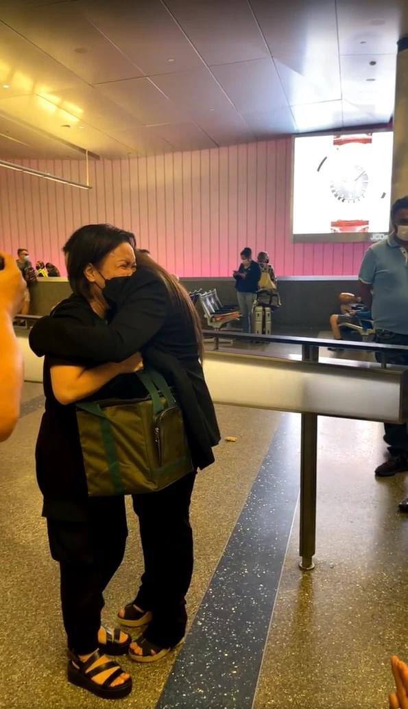 Con gái ruột cố ca sĩ Phi Nhung bật khóc nức nở bên Việt Hương khi nhận tro cốt của mẹ ở sân bay - Ảnh 4.
