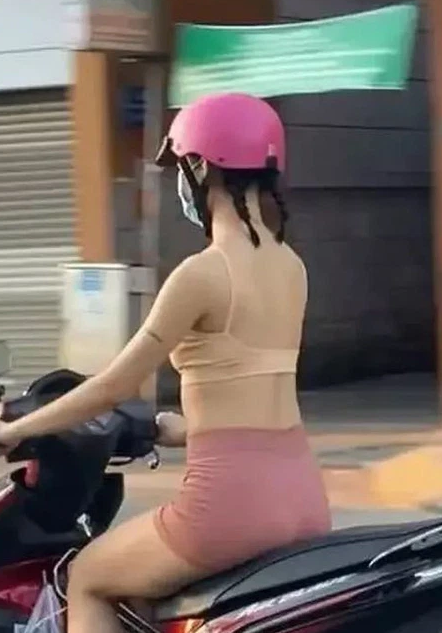 Cô gái gây hoảng hốt vì như... cởi trần ra đường - Ảnh 2.