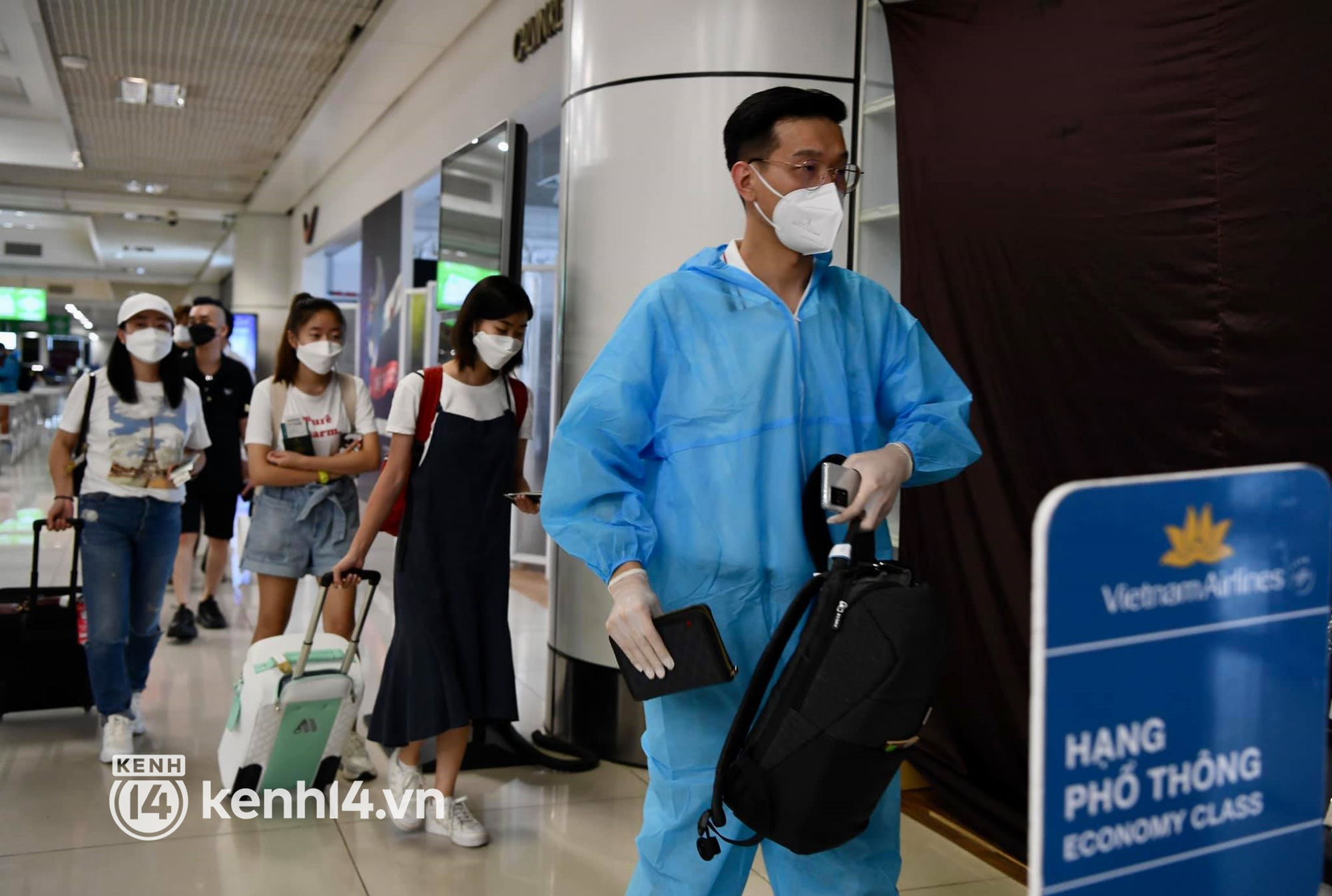 HỎA TỐC: Hà Nội cho phép hành khách bay từ TP.HCM tự theo dõi sức khỏe tại nhà, không phải cách ly tập trung - Ảnh 1.
