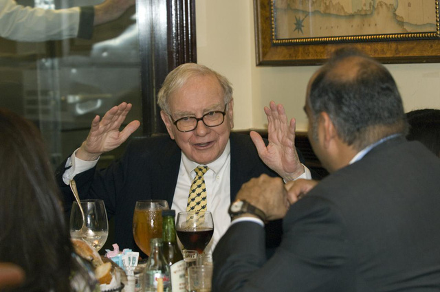 “13 điều tuyệt vời tôi học được trong bữa trưa với Warren Buffett”: Hãy hào phóng với người khác! - Ảnh 3.