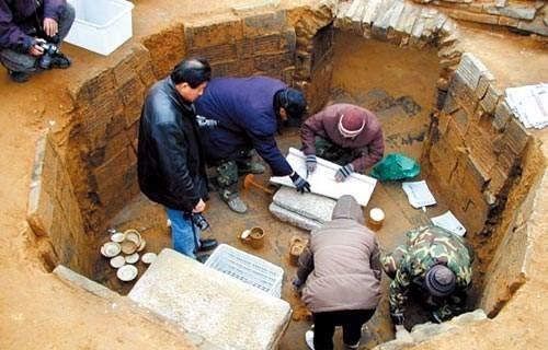 Sau cơn mưa lớn, mặt đất lộ ra một ngôi mộ khiến các chuyên gia sững sờ: Trước nay chúng ta thờ nhầm Quan Vũ rồi! - Ảnh 2.