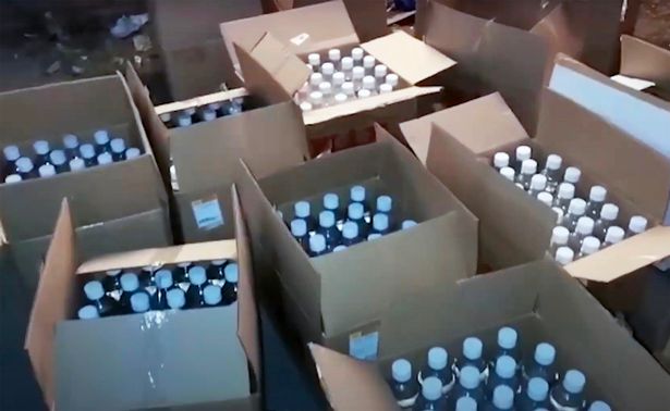 R&uacute;ng động nước Nga: 1000 chai chất độc tuồn ra thị trường, cặp vợ chồng c&ugrave;ng tử vong để lại 5 đứa con thơ kh&ocirc;ng biết bấu v&iacute;u v&agrave;o đ&acirc;u - Ảnh 6.