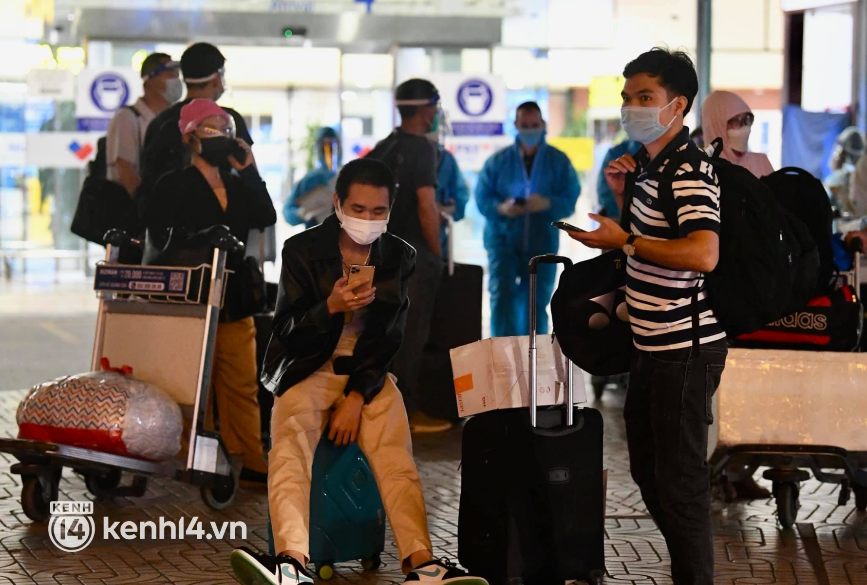 Chùm ảnh: Niềm vui của hành khách trên chuyến bay thương mại đầu tiên từ TP.HCM ra Hà Nội khi không phải cách ly tập trung - Ảnh 10.