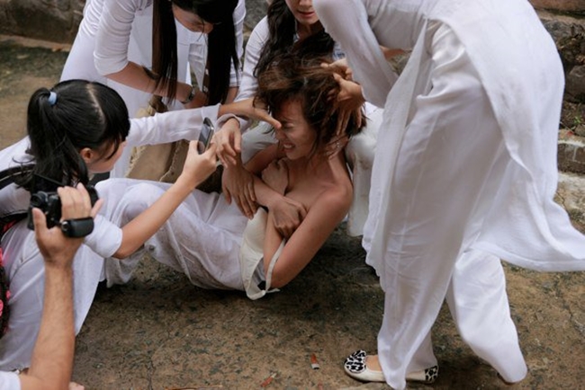 Nữ sinh bị đánh hội đồng, xé áo lộ cả ngực rồi quay clip: Đây chính là cảnh bạo lực học đường ám ảnh nhất phim Việt! - Ảnh 5.