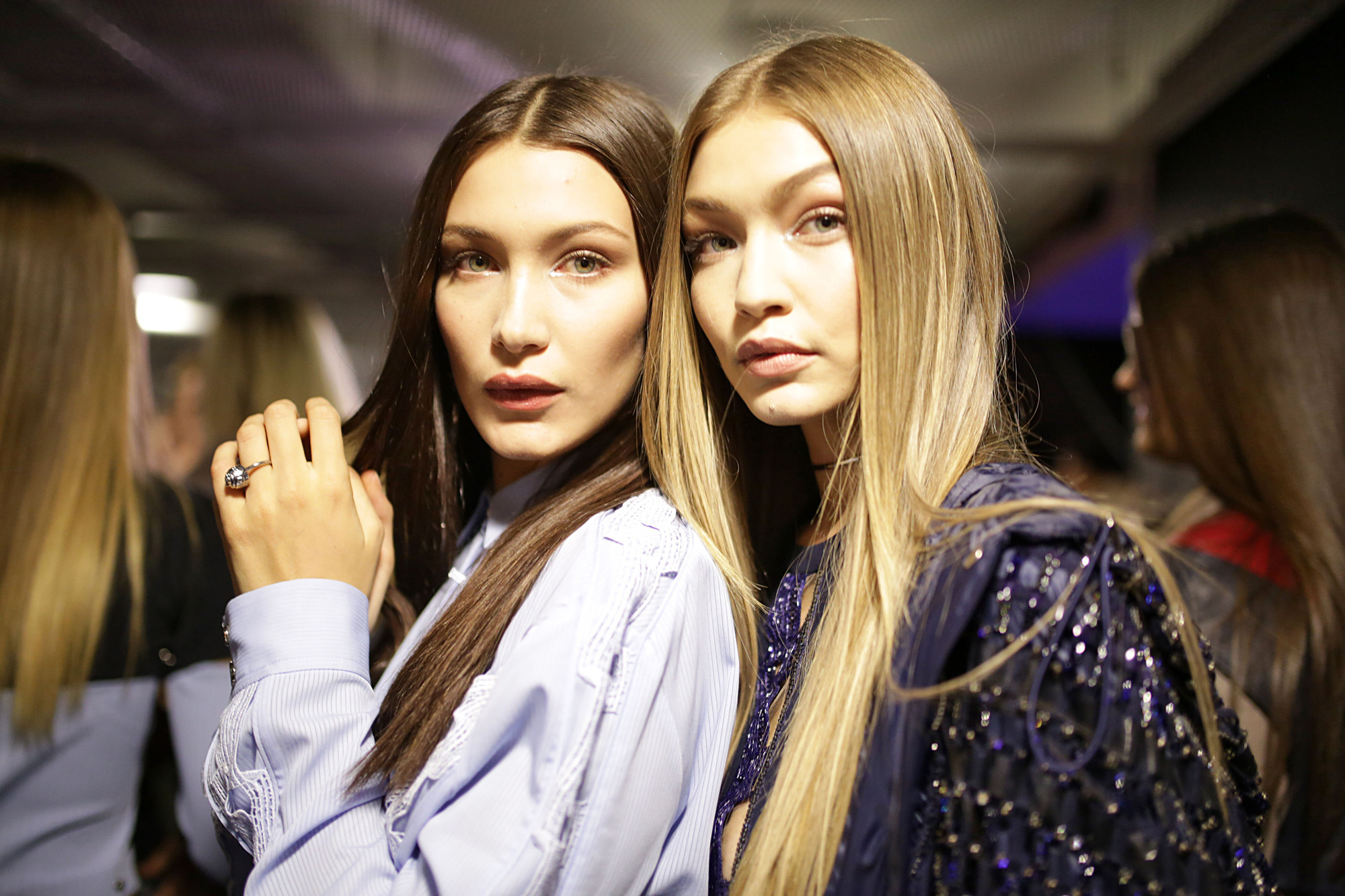 Chị em Bella Hadid đọ sắc ác liệt: Mẹ bỉm Gigi khoe vòng 1 sexy, cô em phô body nhức mắt nhưng lại gây thất vọng vì 1 chi tiết - Ảnh 14. Chị em Bella Hadid đọ sắc ác liệt: Mẹ bỉm Gigi khoe vòng 1 sexy, cô em phô body nhức mắt nhưng lại gây thất vọng vì 1 chi tiết - Ảnh 14.