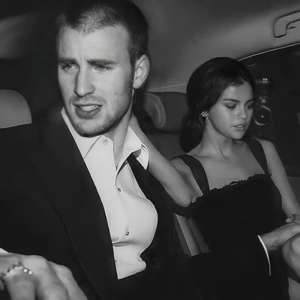 Cả MXH náo loạn vì Selena Gomez và Chris Evans lộ hình hẹn hò nét căng: Mùi mẫn trong xe không khác gì tình nhân? - Ảnh 2. Cả MXH náo loạn vì Selena Gomez và Chris Evans lộ hình hẹn hò nét căng: Mùi mẫn trong xe không khác gì tình nhân? - Ảnh 2.