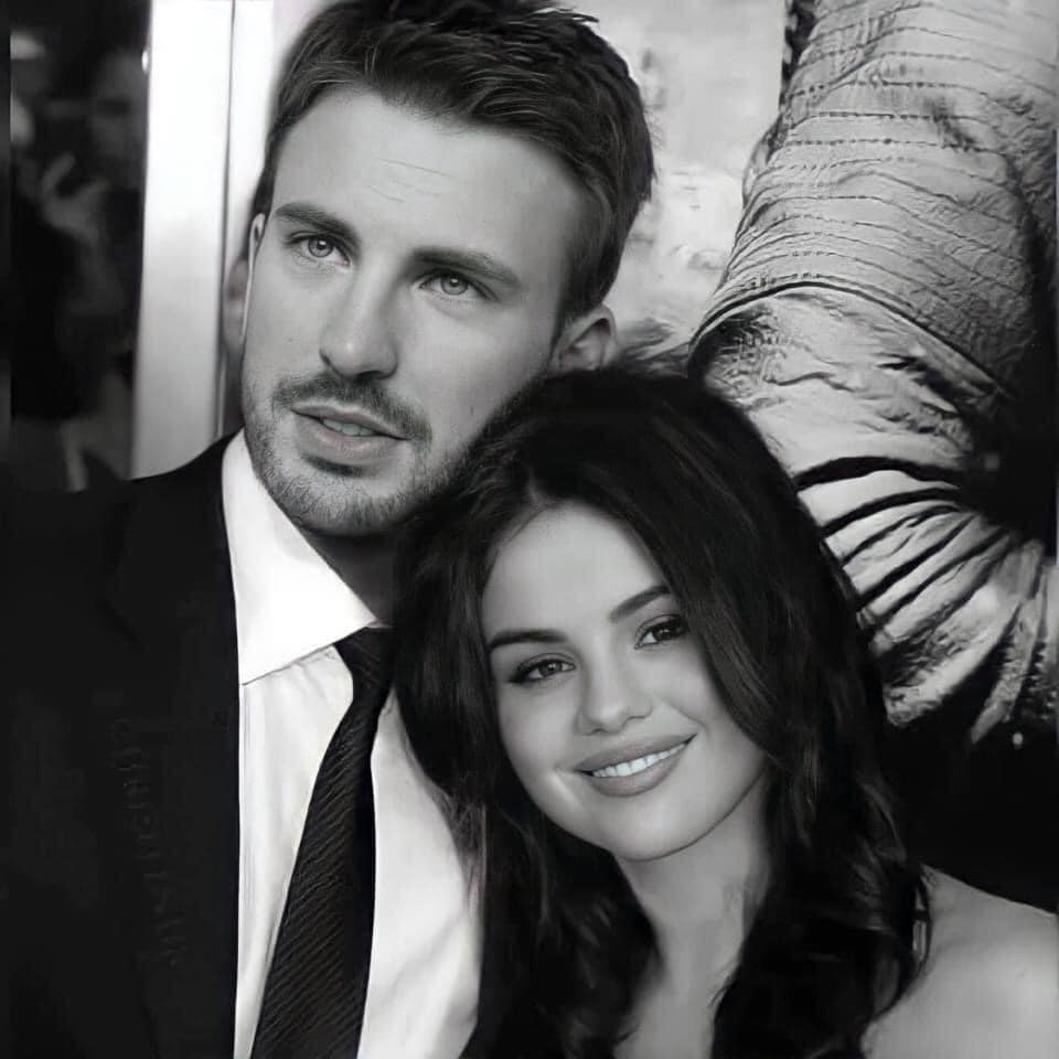 Cả MXH náo loạn vì Selena Gomez và Chris Evans lộ hình hẹn hò nét căng: Mùi mẫn trong xe không khác gì tình nhân? - Ảnh 4. Cả MXH náo loạn vì Selena Gomez và Chris Evans lộ hình hẹn hò nét căng: Mùi mẫn trong xe không khác gì tình nhân? - Ảnh 4.