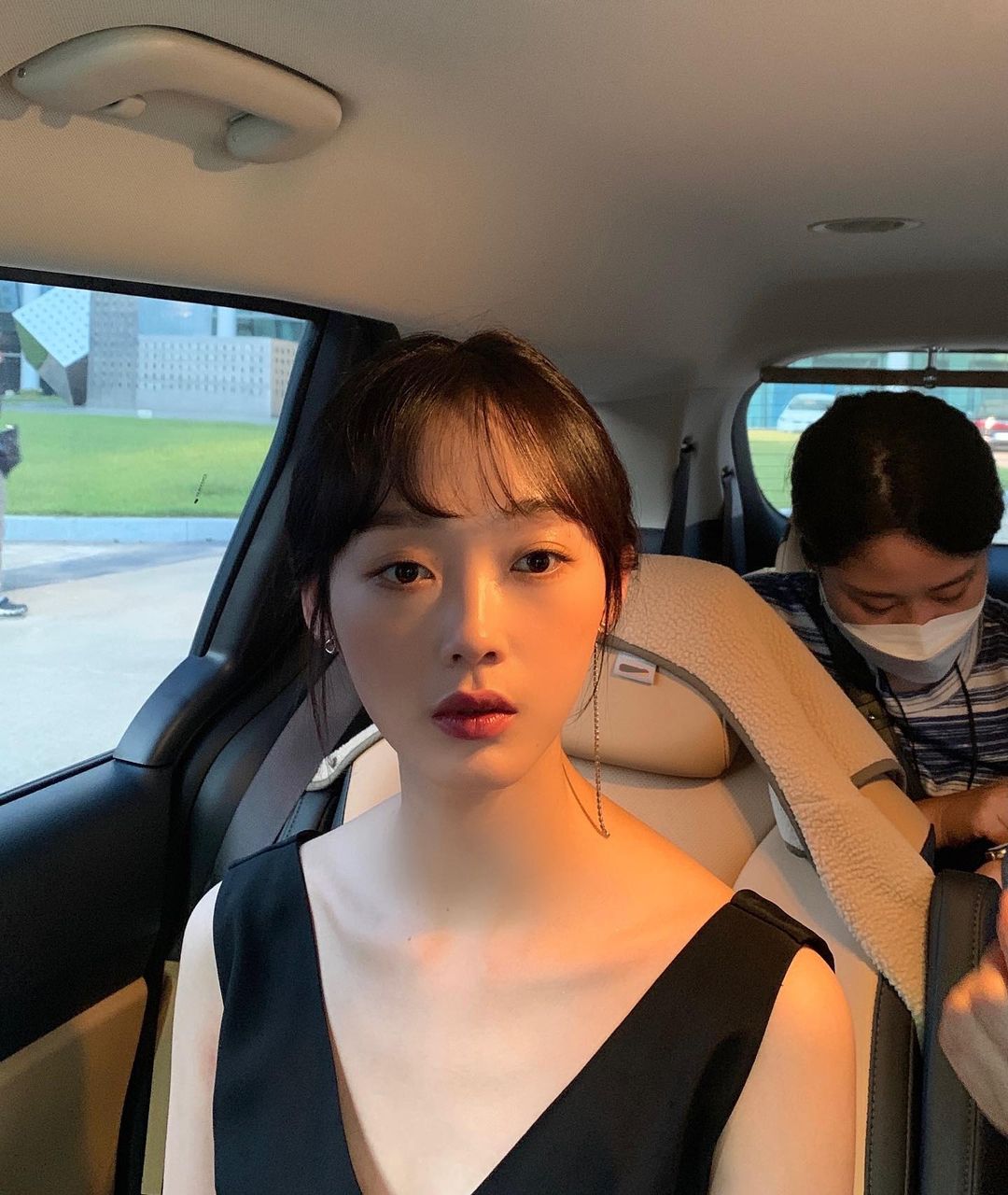 Ảnh hậu trường bóc trần nhan sắc thật của bản sao Sulli trong Squid Game, liệu còn đỉnh cao như trên thảm đỏ LHP Busan? - Ảnh 3. Ảnh hậu trường bóc trần nhan sắc thật của bản sao Sulli trong Squid Game, liệu còn đỉnh cao như trên thảm đỏ LHP Busan? - Ảnh 3.