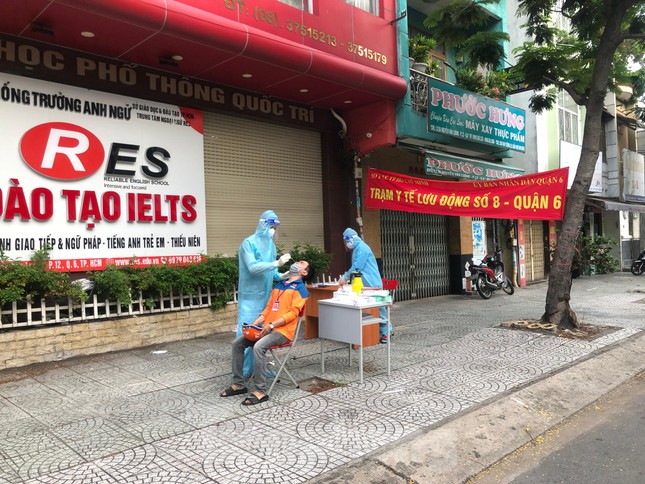 V&igrave; sao shipper tại TP.HCM đ&atilde; ti&ecirc;m đủ 2 mũi vắc xin vẫn phải x&eacute;t nghiệm 3 ng&agrave;y/lần? - Ảnh 1.