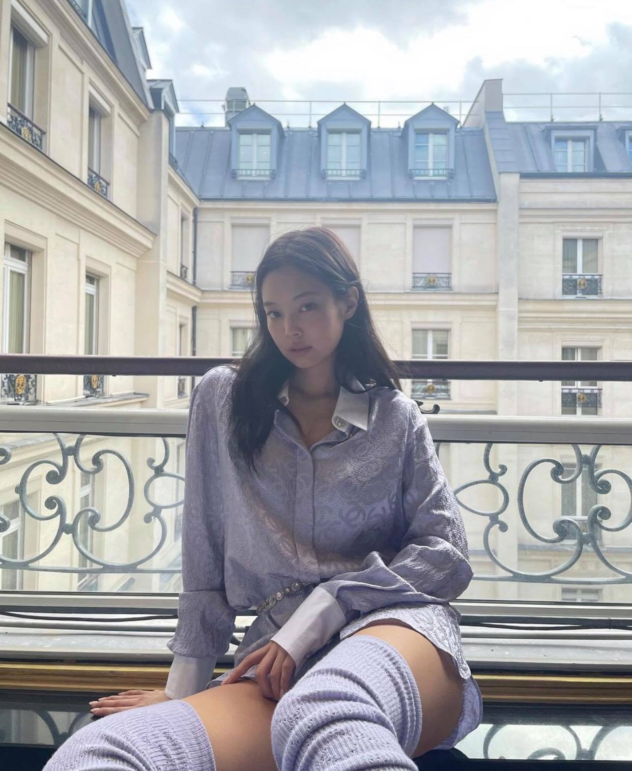 When she arrived in Paris, Jennie was completely naked, revealing a kind of ... confused: after showing pictures of hiding dangerous pants, she now wears a bra to go out - Photo 6.