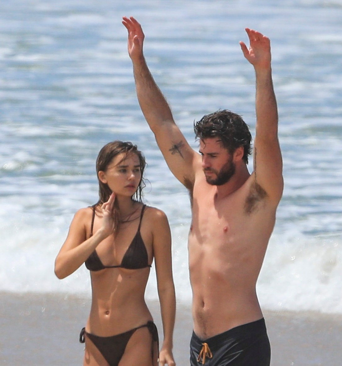 Bạn gái Liam Hemsworth diện bikini khoe body đẹp nức nở, nhưng dân tình lại réo tên Miley Cyrus vì 1 điểm tương đồng - Ảnh 11. Bạn gái Liam Hemsworth diện bikini khoe body đẹp nức nở, nhưng dân tình lại réo tên Miley Cyrus vì 1 điểm tương đồng - Ảnh 11.
