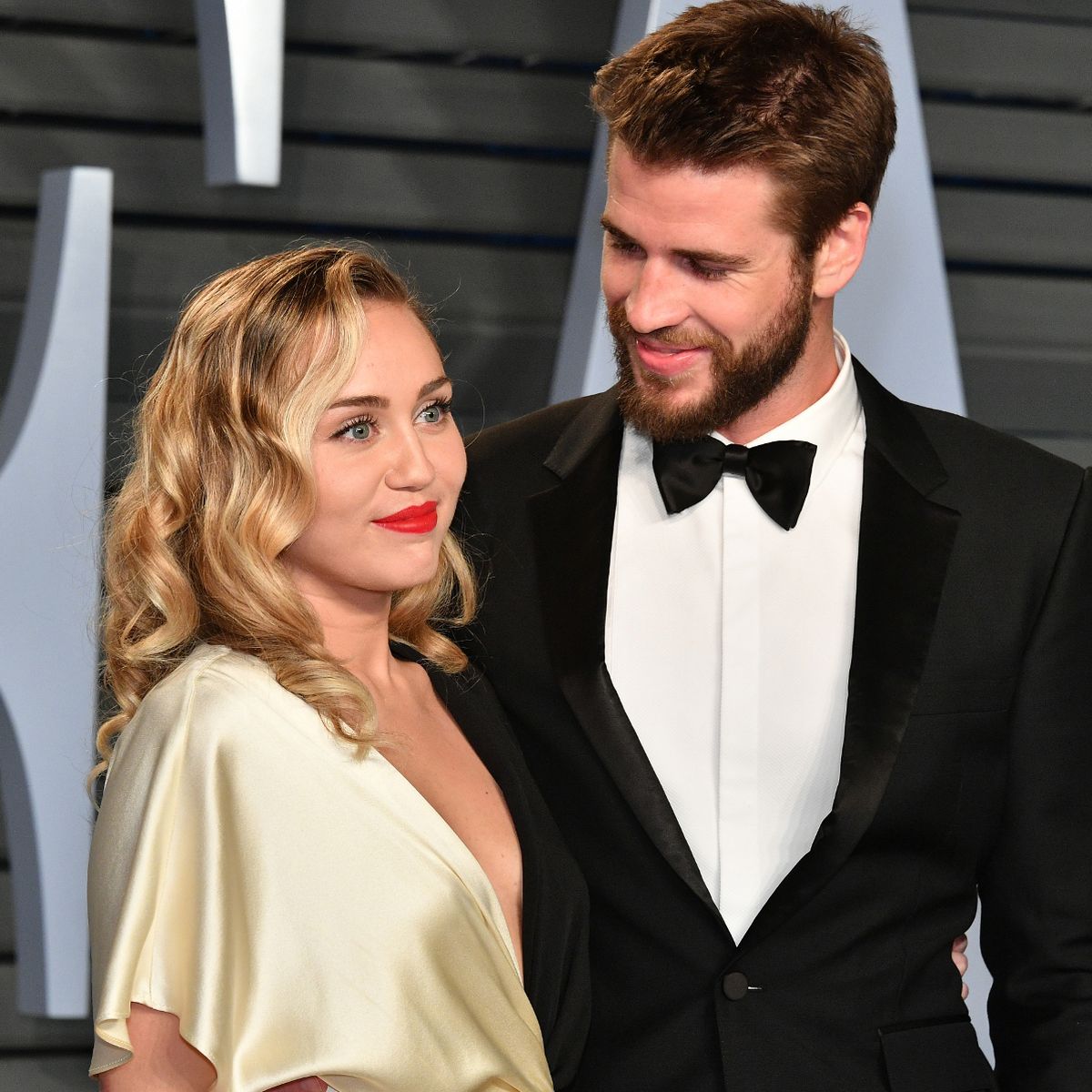 Bạn gái Liam Hemsworth diện bikini khoe body đẹp nức nở, nhưng dân tình lại réo tên Miley Cyrus vì 1 điểm tương đồng - Ảnh 13. Bạn gái Liam Hemsworth diện bikini khoe body đẹp nức nở, nhưng dân tình lại réo tên Miley Cyrus vì 1 điểm tương đồng - Ảnh 13.