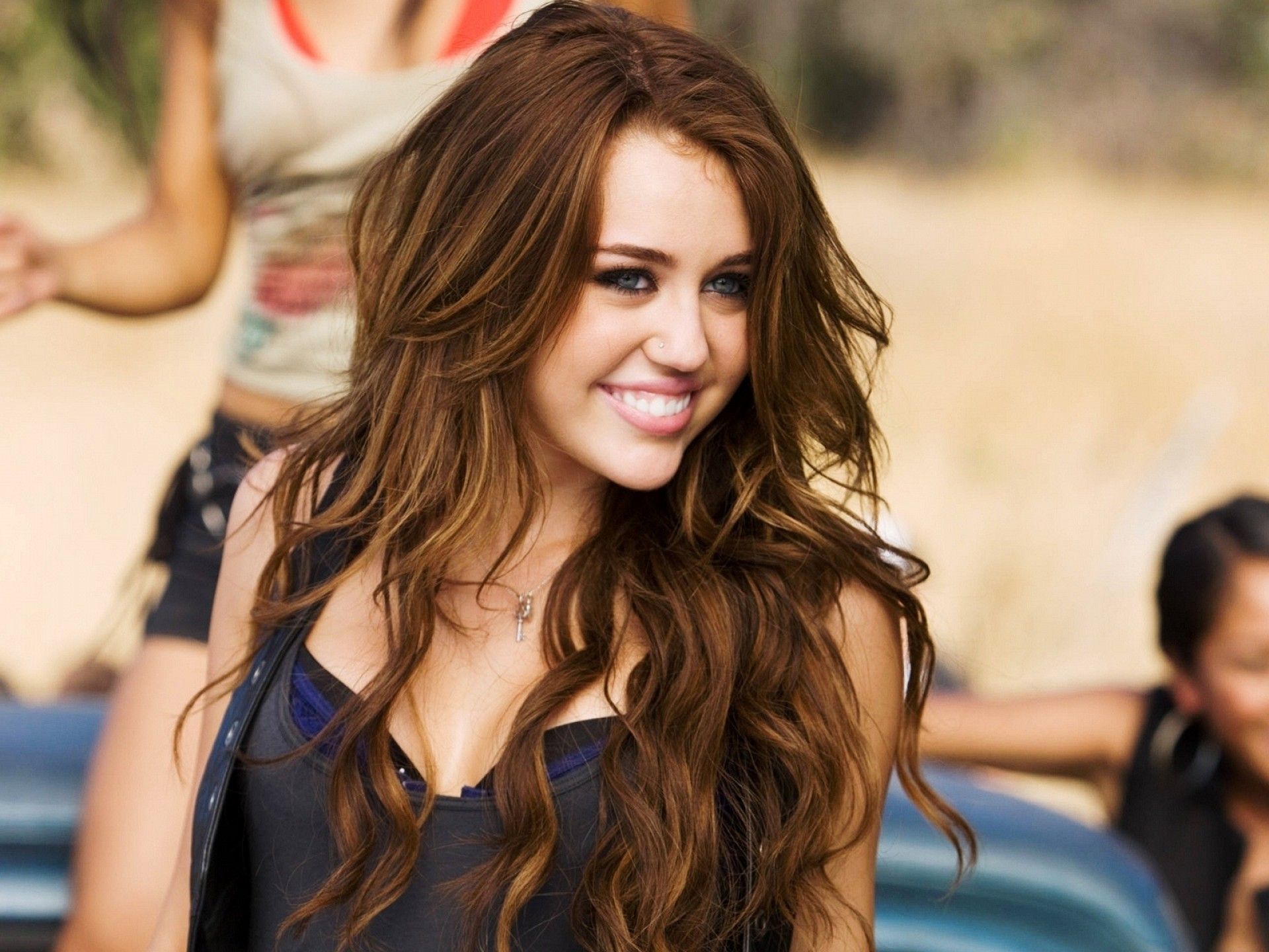 Bạn gái Liam Hemsworth diện bikini khoe body đẹp nức nở, nhưng dân tình lại réo tên Miley Cyrus vì 1 điểm tương đồng - Ảnh 9. Bạn gái Liam Hemsworth diện bikini khoe body đẹp nức nở, nhưng dân tình lại réo tên Miley Cyrus vì 1 điểm tương đồng - Ảnh 9.