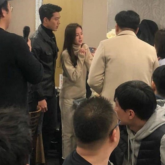 Son Ye Jin - Hyun Bin bị bắt quả tang tranh thủ &ocirc;m ấp khi xem lại cảnh h&ocirc;n của ch&iacute;nh m&igrave;nh, m&ecirc; nhau đến thế cơ m&agrave;! - Ảnh 5.