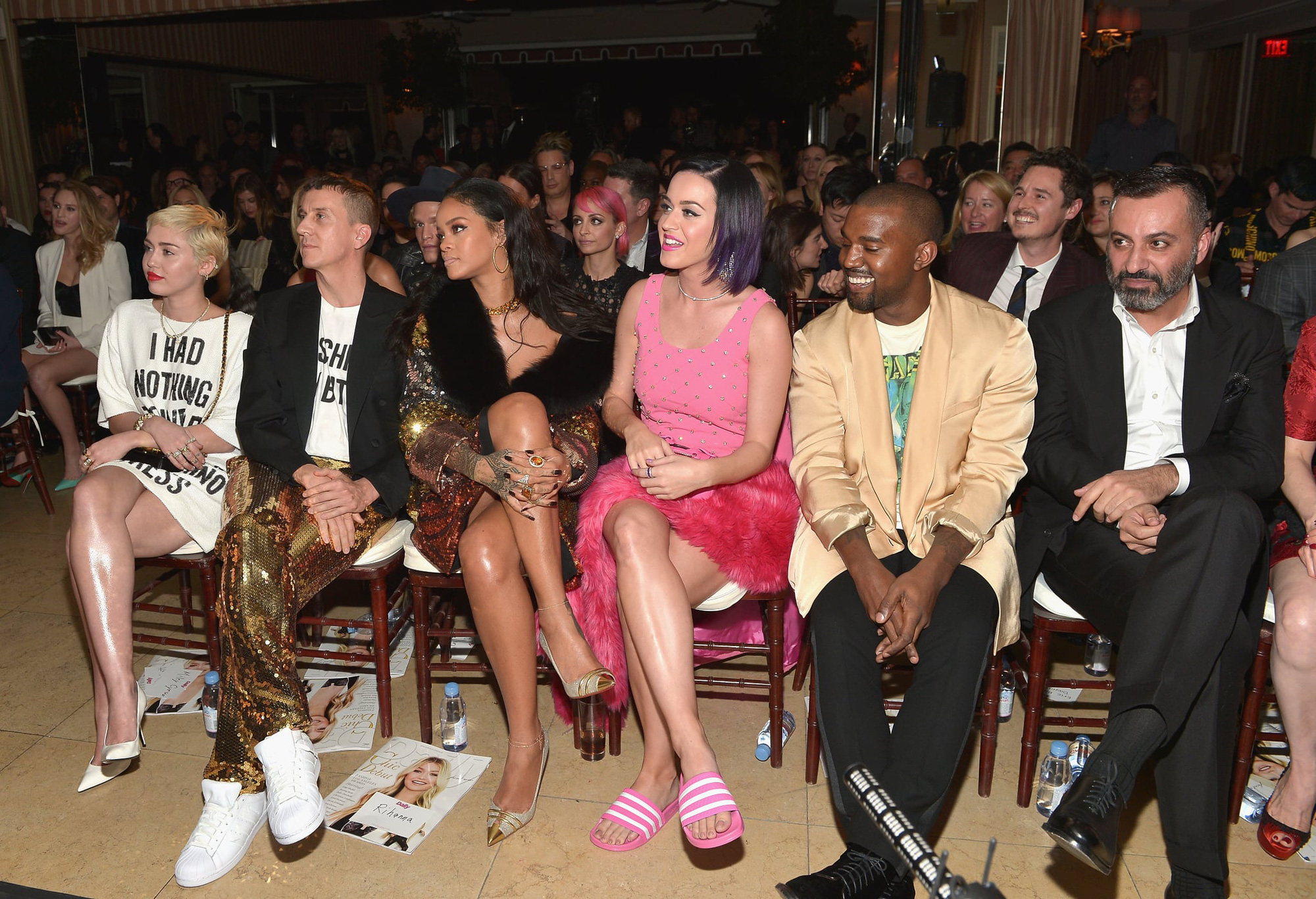 Khung hình quyền lực quy tụ toàn nhân vật máu mặt: Tỷ phú Rihanna và Kanye West chễm chệ, nhìn dàn sao ngồi cạnh mà choáng - Ảnh 3. Khung hình quyền lực quy tụ toàn nhân vật máu mặt: Tỷ phú Rihanna và Kanye West chễm chệ, nhìn dàn sao ngồi cạnh mà choáng - Ảnh 3.