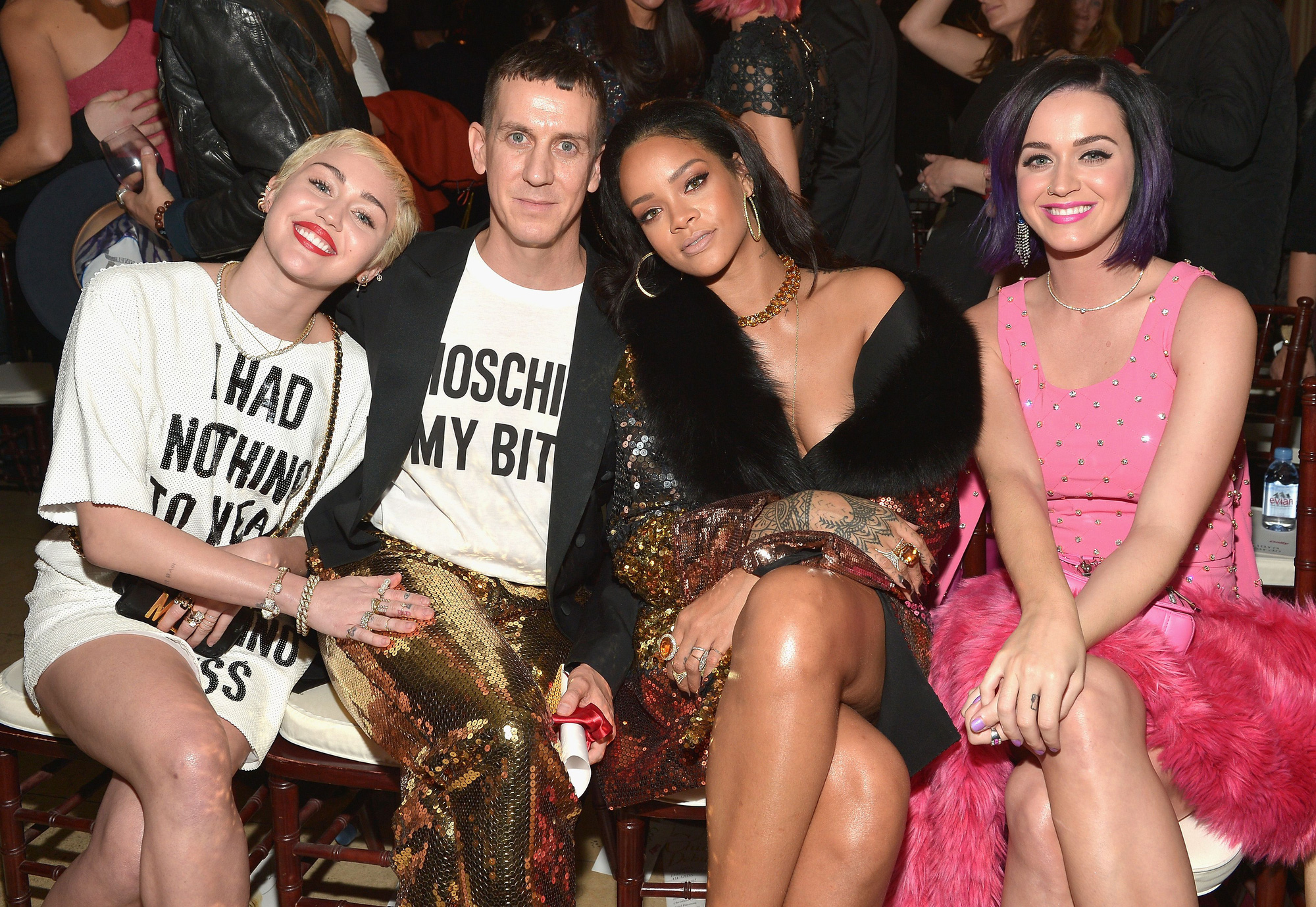 Khung hình quyền lực quy tụ toàn nhân vật máu mặt: Tỷ phú Rihanna và Kanye West chễm chệ, nhìn dàn sao ngồi cạnh mà choáng - Ảnh 4. Khung hình quyền lực quy tụ toàn nhân vật máu mặt: Tỷ phú Rihanna và Kanye West chễm chệ, nhìn dàn sao ngồi cạnh mà choáng - Ảnh 4.