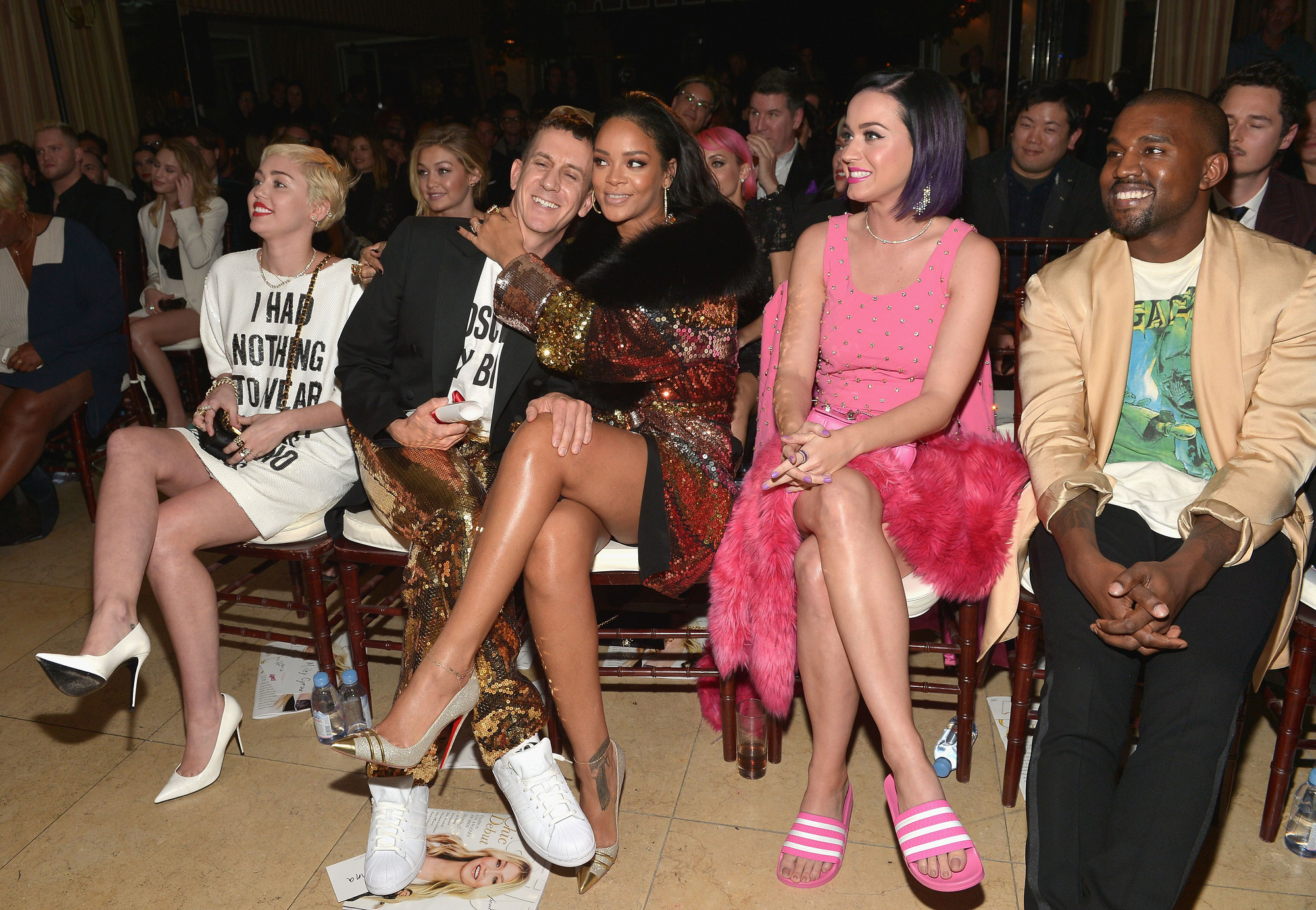 Khung hình quyền lực quy tụ toàn nhân vật máu mặt: Tỷ phú Rihanna và Kanye West chễm chệ, nhìn dàn sao ngồi cạnh mà choáng - Ảnh 2. Khung hình quyền lực quy tụ toàn nhân vật máu mặt: Tỷ phú Rihanna và Kanye West chễm chệ, nhìn dàn sao ngồi cạnh mà choáng - Ảnh 2.