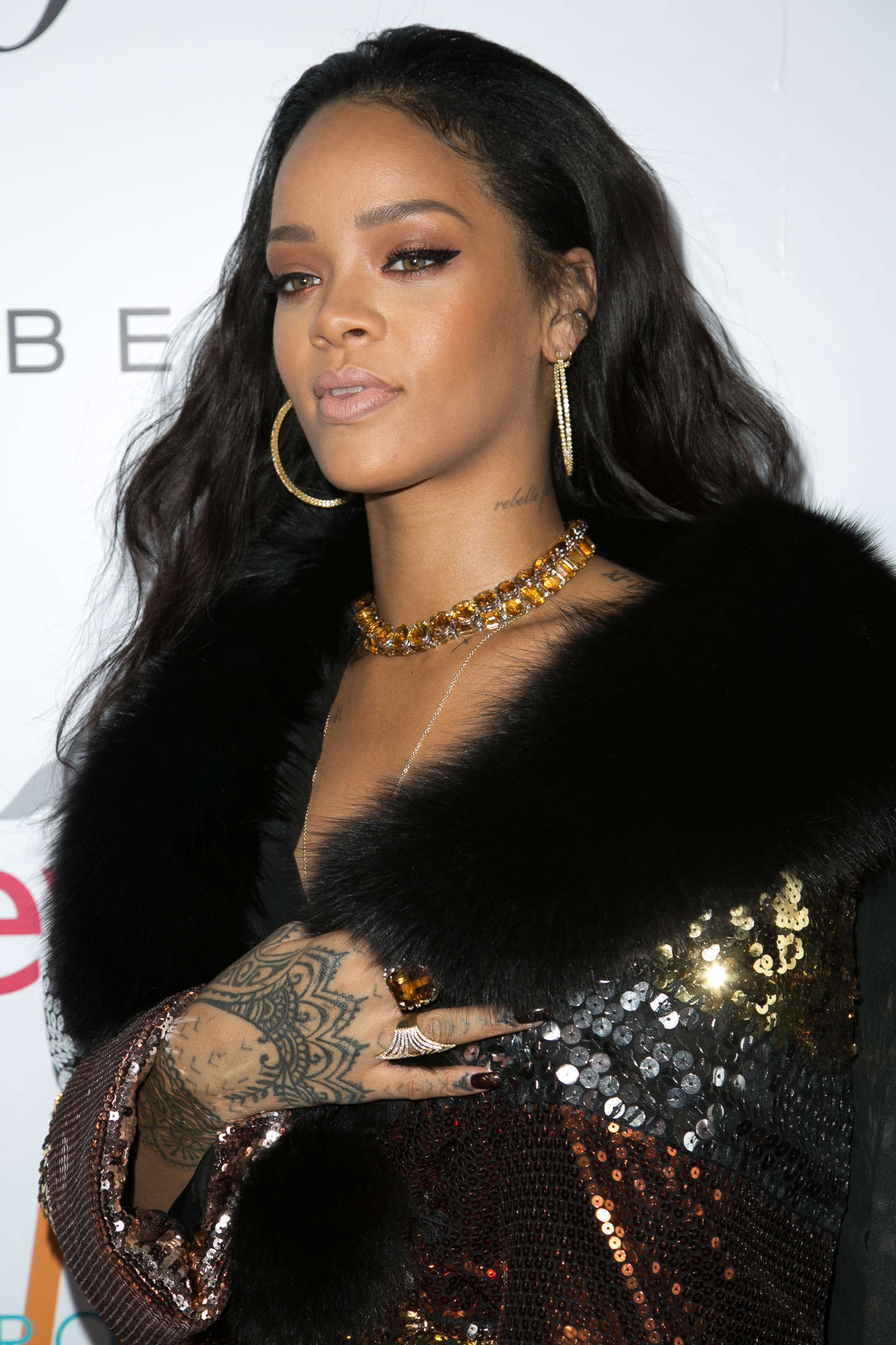 Khung hình quyền lực quy tụ toàn nhân vật máu mặt: Tỷ phú Rihanna và Kanye West chễm chệ, nhìn dàn sao ngồi cạnh mà choáng - Ảnh 10. Khung hình quyền lực quy tụ toàn nhân vật máu mặt: Tỷ phú Rihanna và Kanye West chễm chệ, nhìn dàn sao ngồi cạnh mà choáng - Ảnh 10.