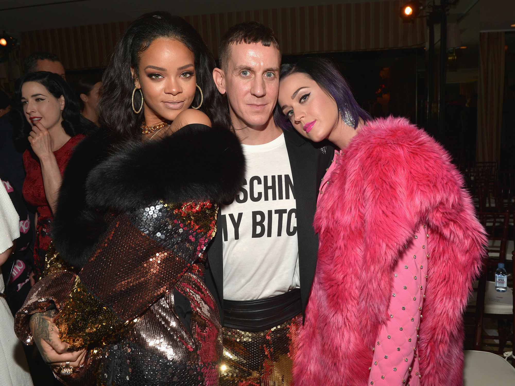 Khung hình quyền lực quy tụ toàn nhân vật máu mặt: Tỷ phú Rihanna và Kanye West chễm chệ, nhìn dàn sao ngồi cạnh mà choáng - Ảnh 5. Khung hình quyền lực quy tụ toàn nhân vật máu mặt: Tỷ phú Rihanna và Kanye West chễm chệ, nhìn dàn sao ngồi cạnh mà choáng - Ảnh 5.