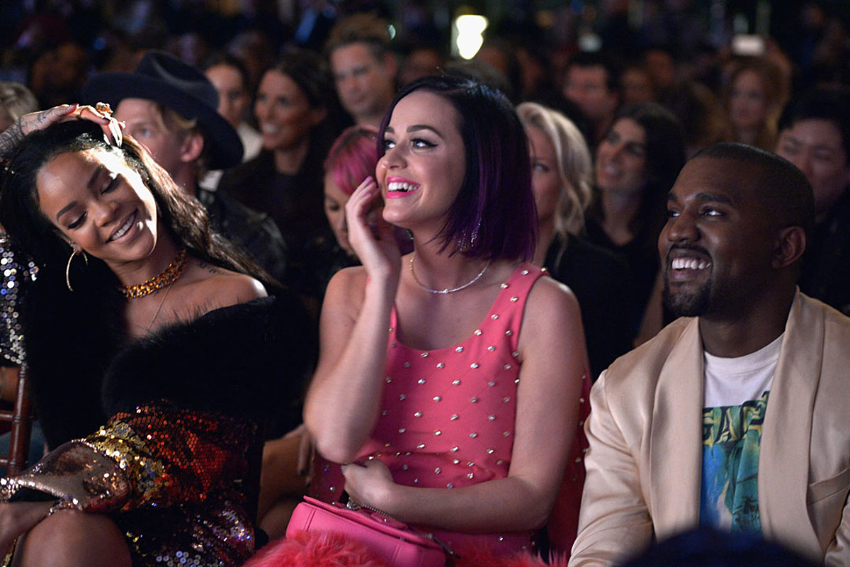 Khung hình quyền lực quy tụ toàn nhân vật máu mặt: Tỷ phú Rihanna và Kanye West chễm chệ, nhìn dàn sao ngồi cạnh mà choáng - Ảnh 7. Khung hình quyền lực quy tụ toàn nhân vật máu mặt: Tỷ phú Rihanna và Kanye West chễm chệ, nhìn dàn sao ngồi cạnh mà choáng - Ảnh 7.