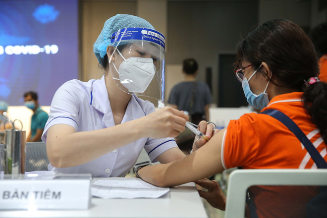 GS Nguyễn Văn Tuấn: Kết quả thử nghiệm cho thấy vaccine mRNA giảm lây nhiễm 100% ở trẻ 12-17 tuổi, lợi ích của vaccine với trẻ em rất cao! - Ảnh 1.