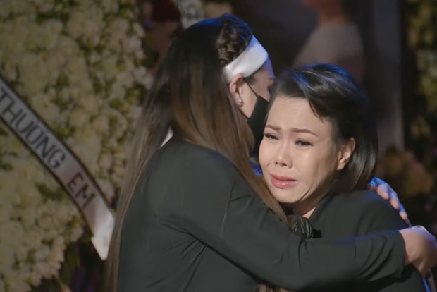 2 câu nói đầy đớn đau của NS Việt Hương khi trao tro cốt cố ca sĩ Phi Nhung cho con gái ở sân bay - Ảnh 5.