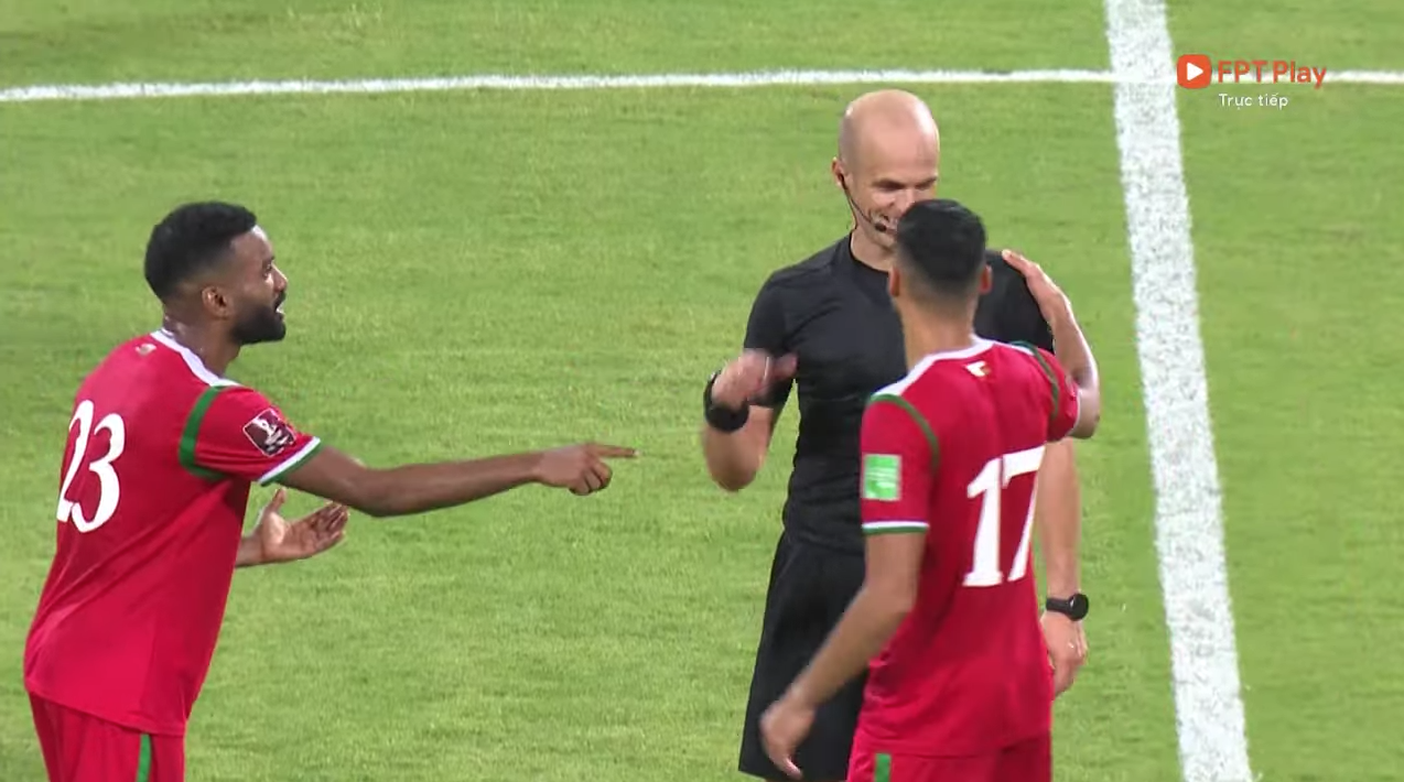 Trọng tài trận Việt Nam - Oman gây tranh cãi: Check VAR hết thanh xuân, cười nói hớn hở và đập tay với cầu thủ Oman - Ảnh 5.