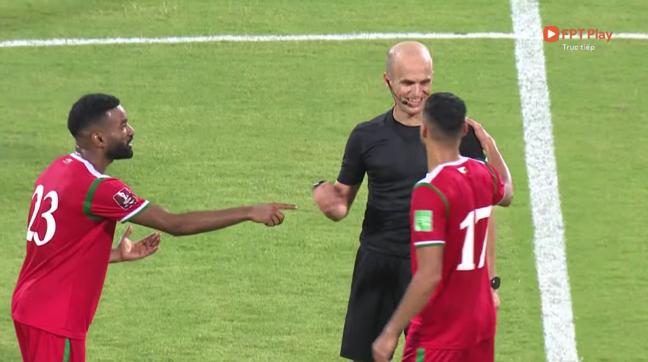 Trọng tài trận Việt Nam - Oman gây tranh cãi: Check VAR hết thanh xuân, cười nói hớn hở và đập tay với cầu thủ Oman - Ảnh 4.